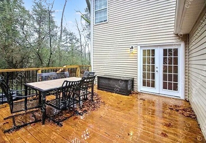 Building Photo - 2073 Upland Dr