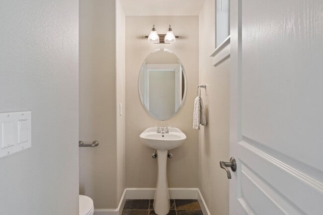 Building Photo - Charming Northwest Crossing Townhome!