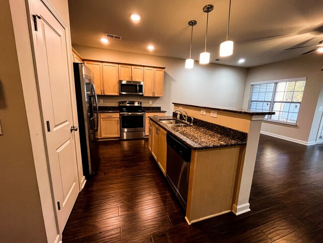 Building Photo - Cozy 3 bedroom, 2 1/2 bathroom townhome in...