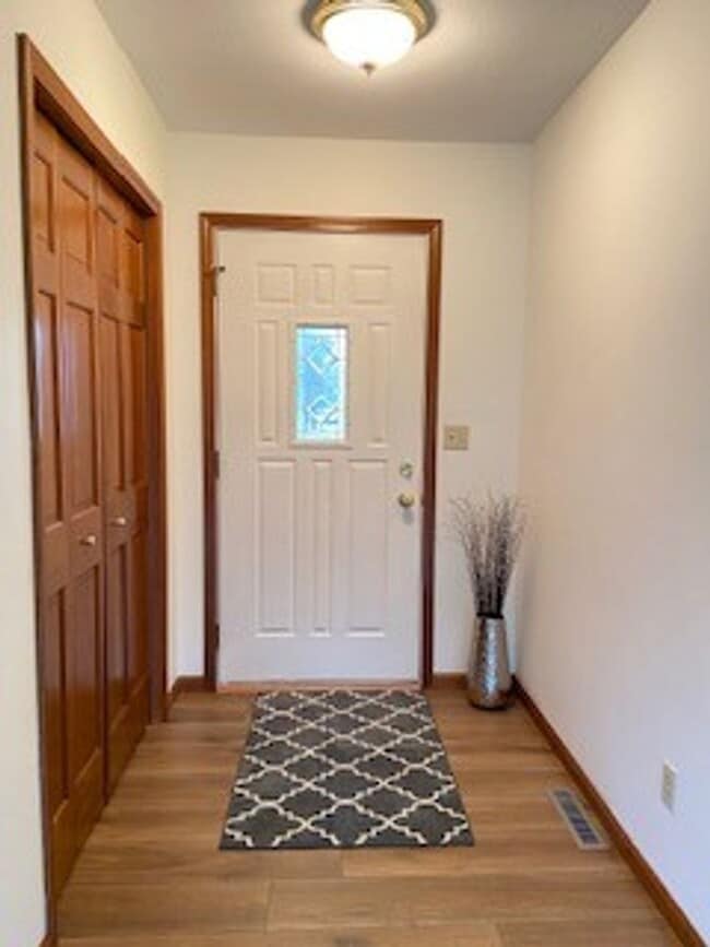 Building Photo - 3 Bedroom/2 Bathroom Home in the Gardens!