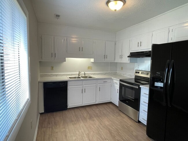 Building Photo - SW - Updated Townhome.  New Flooring, Just...