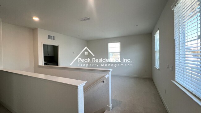 Building Photo - Still looks new. 4-bedroom home in North N...