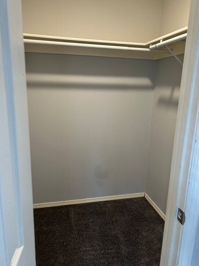 Building Photo - 904 E 5th St