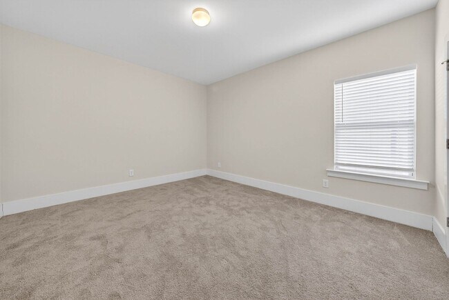 Building Photo - 1400 Addison Lk St