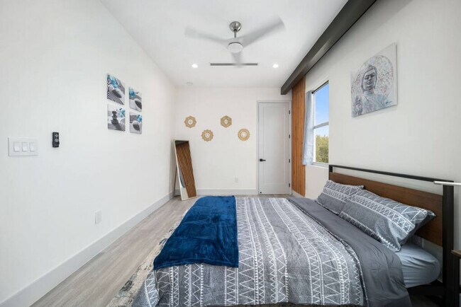 Building Photo - 1621 NE 4th Pl