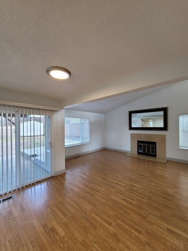 Building Photo - Charming 3-bedroom, 2.5-bathroom house with solar!