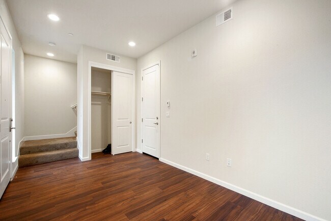 Building Photo - New and modern 2 bedroom townhome just ste...