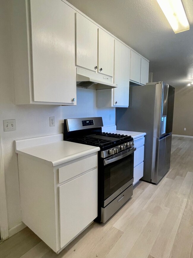 Building Photo - $300 OFF FIRST MONTH RENT!! 4 BED HOUSE LO...