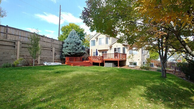 Building Photo - Beautiful 3 Bedroom Home Available in Sept...