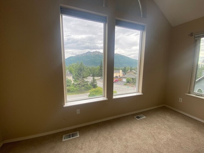 Building Photo - A gorgeous Eagle River home with views for...