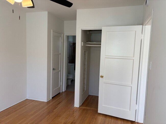 Building Photo - Western, 1151-1153