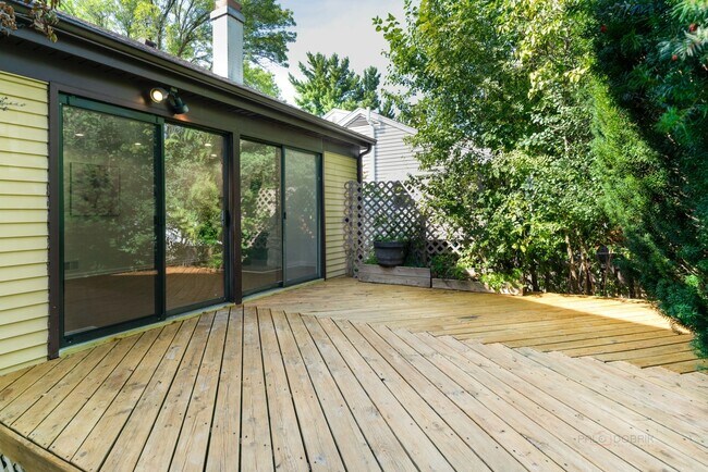Building Photo - 887 Saybrook Ln