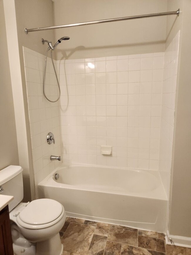 Building Photo - Bright Two Bedroom Condo