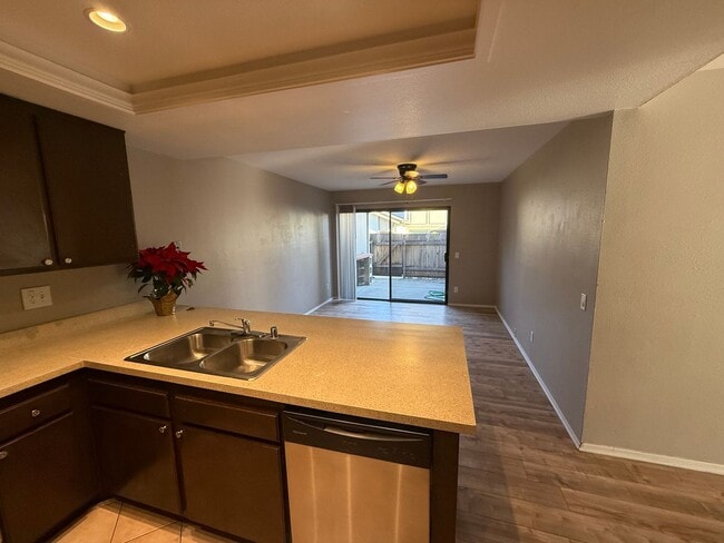 Building Photo - 3 Bedroom, 2.5 Bath Two-Story Townhome in Tierrasanta