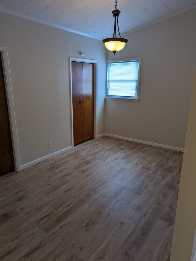 Building Photo - 635 E Grove Ave