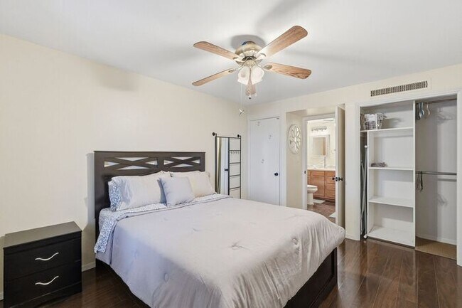 Building Photo - Charming Furnished, 55+ Community in Green Valley!