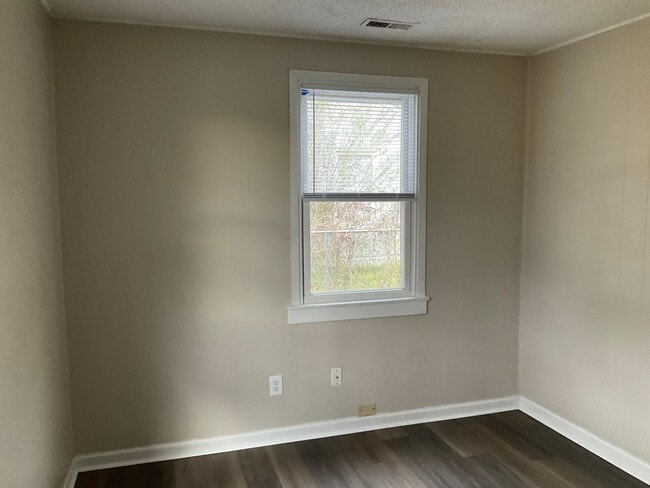 Building Photo - Cute 2 bedroom duplex that is centrally located. Just minutes to area bases, shopping and restaur...