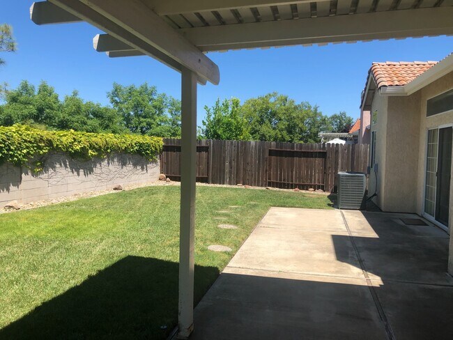 Building Photo - Amazing Single Story Home Located in Rosev...