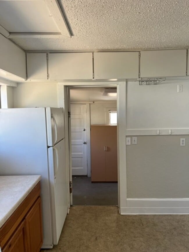Building Photo - CHARMING OLDER 2 BEDROOM HOME W/ BUILT INS