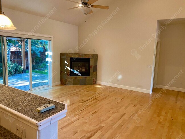 Building Photo - 3-BR 2-BA Boyd Acres Beauty