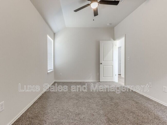 Building Photo - 1543 Pavy Pkwy