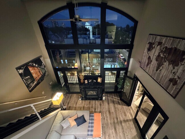 Building Photo - 1515 N Van Buren St