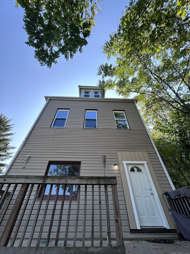 Building Photo - Large 4 Bedroom 1 Bathroom House (Marshall...