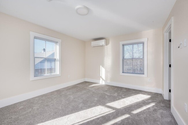 Building Photo - 553 Islington St