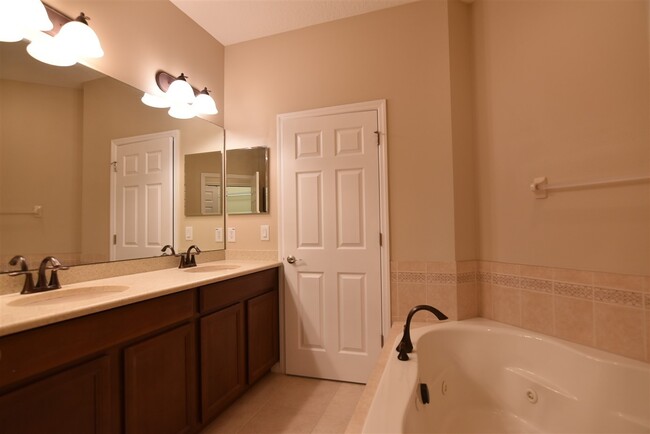 Building Photo - Winter Springs 3br 2.5ba townhouse in GATE...