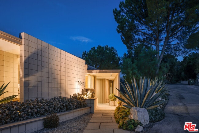 Building Photo - 3346 Beverly Ranch Rd
