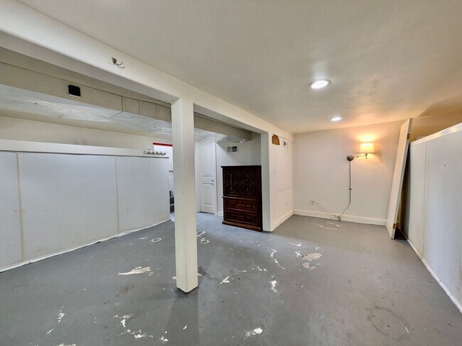 Building Photo - Darling 2 Bed 1 Bath 1940's Cottage Near Multnomah Village is a Must See!