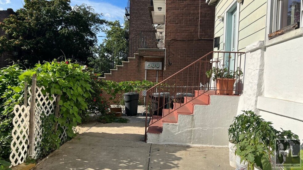 Building Photo - 1043 E 14th St
