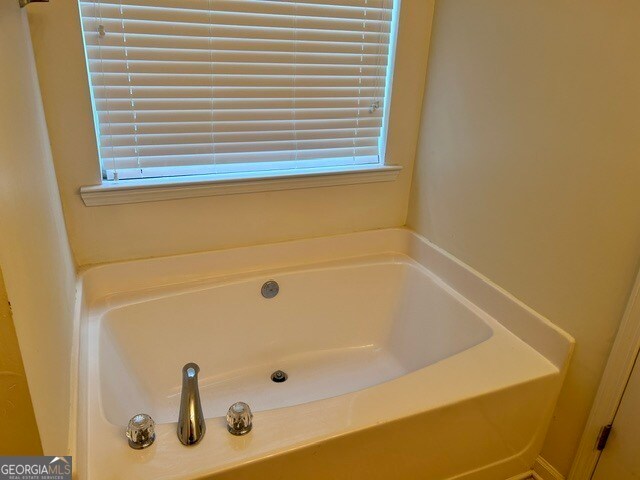 Building Photo - 9592 Lakeview Cir