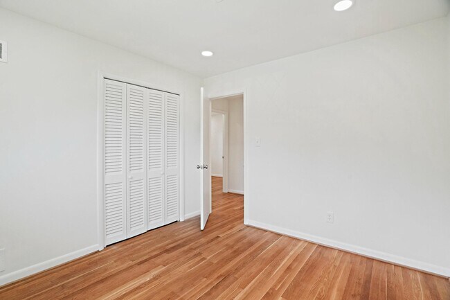 Building Photo - 6607 Lone Oak Dr