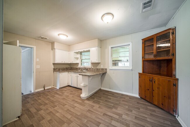 Building Photo - Nice 3 Bedroom/1 Bath Home with Bonus Room!