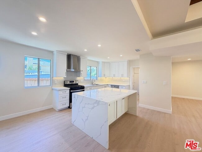Building Photo - 2000 San Ysidro Dr