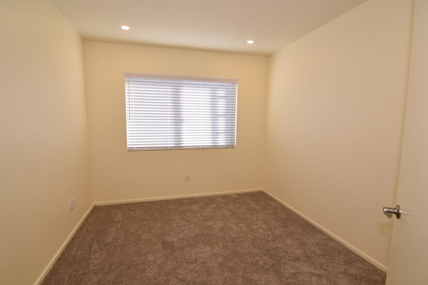 Building Photo - 13340 Maxella Ave