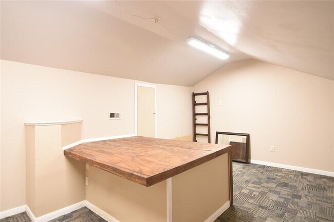 Building Photo - 940 Wycliffe Dr
