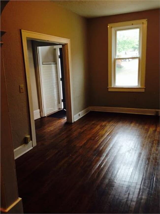 Building Photo - Beautiful Townhome on Quiet Street in the ...