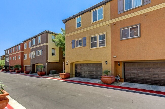 Building Photo - Gorgeous 4 bedroom near Aliante!