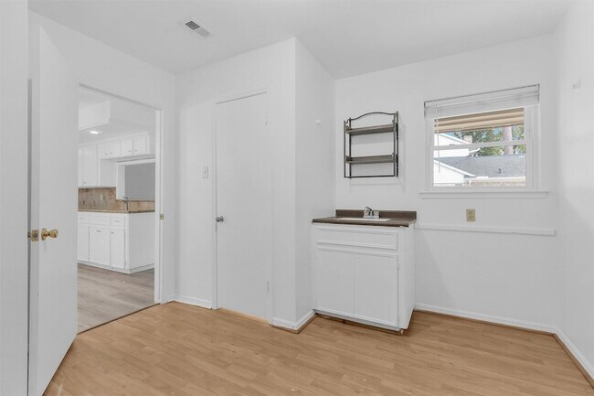 Building Photo - 1122 Rhine Ln