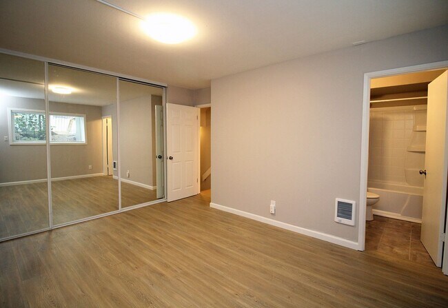 Building Photo - 4 Touchstone Dr