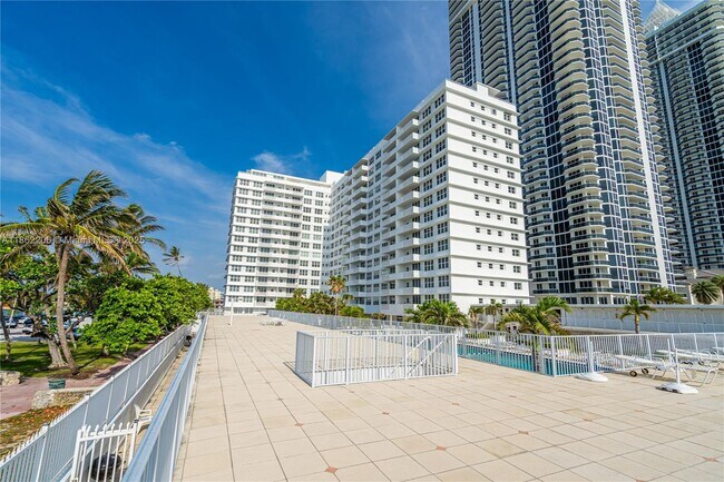 Building Photo - 4747 Collins Ave
