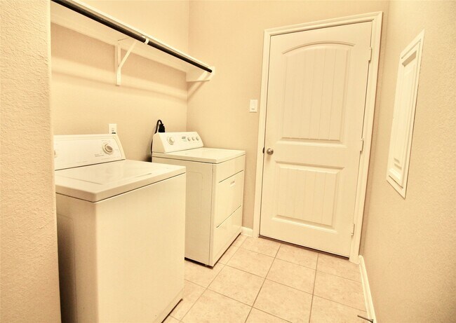 Building Photo - 25311 Saddlebrook Ranch Dr
