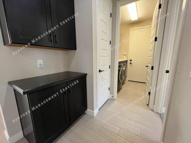 Building Photo - BEAUTIFUL 3 BEDROOM 2 BATHROOM HOME IN PEORIA