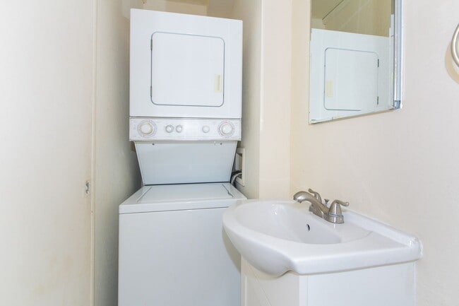 Building Photo - Tropic Garden Townhouse 2b1.5b1pkg