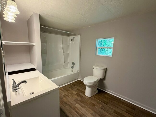 Building Photo - 724 Searcy Ave