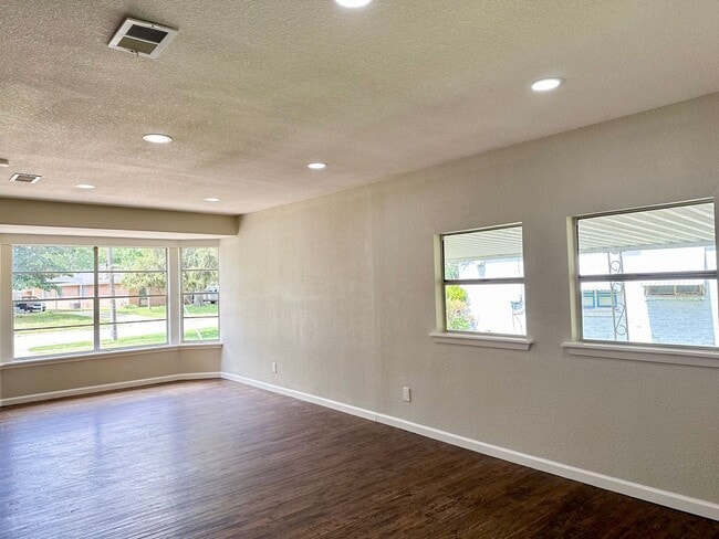 Building Photo - 4 Bedroom / 2 Bath