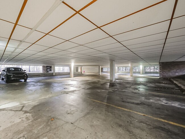 Building Photo - AVAILABLE NOW! Inviting 2-Bedroom, 2-Bath Home in a Convenient Farmington Hills Community