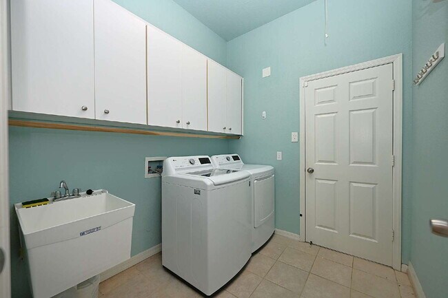 Building Photo - 2618 High Ridge Dr
